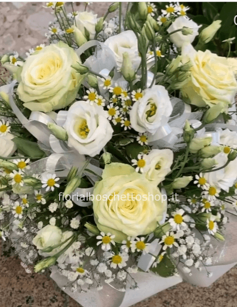 Ciotola con fiori di rose bianche e lisianthus