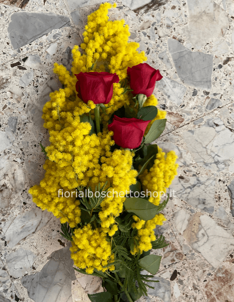 Rose rosse a stelo lungo con mimosa