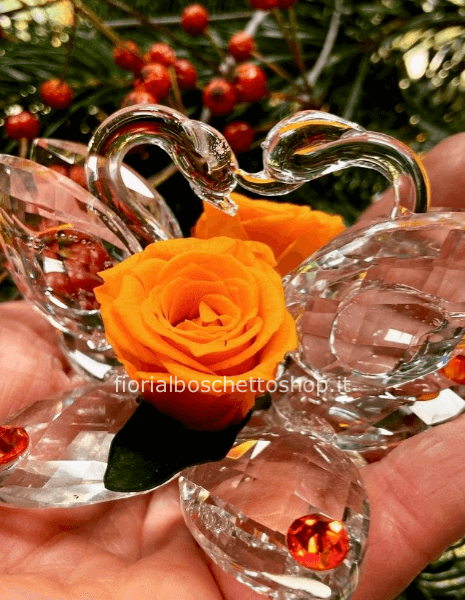 Rose stabilizzate su coppia grande di cigni in cristallo
